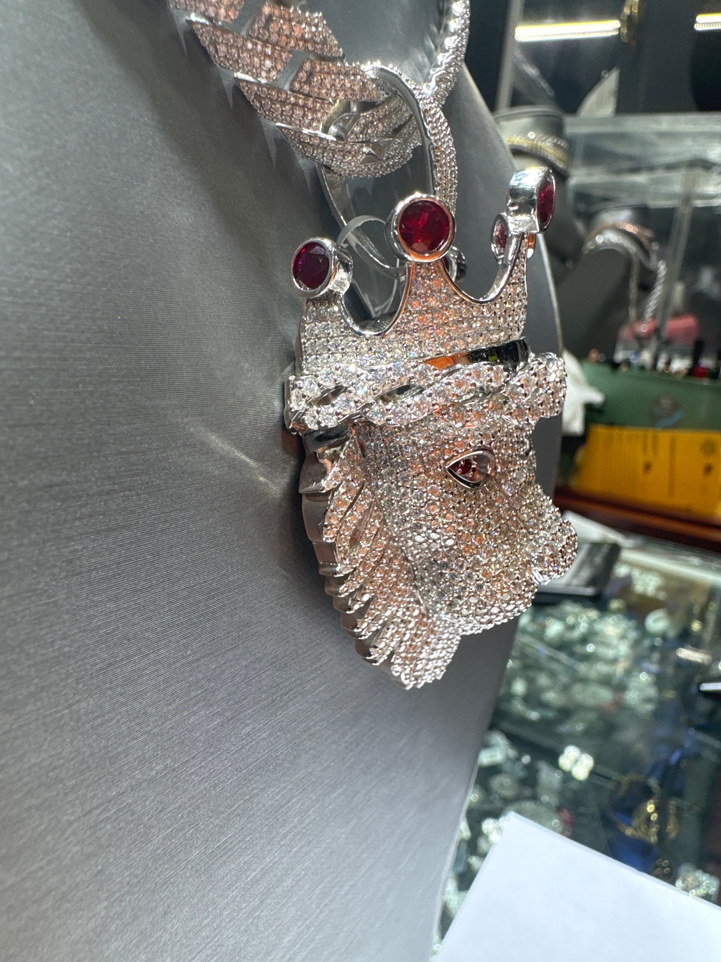 Lions Head VVS Moissanite