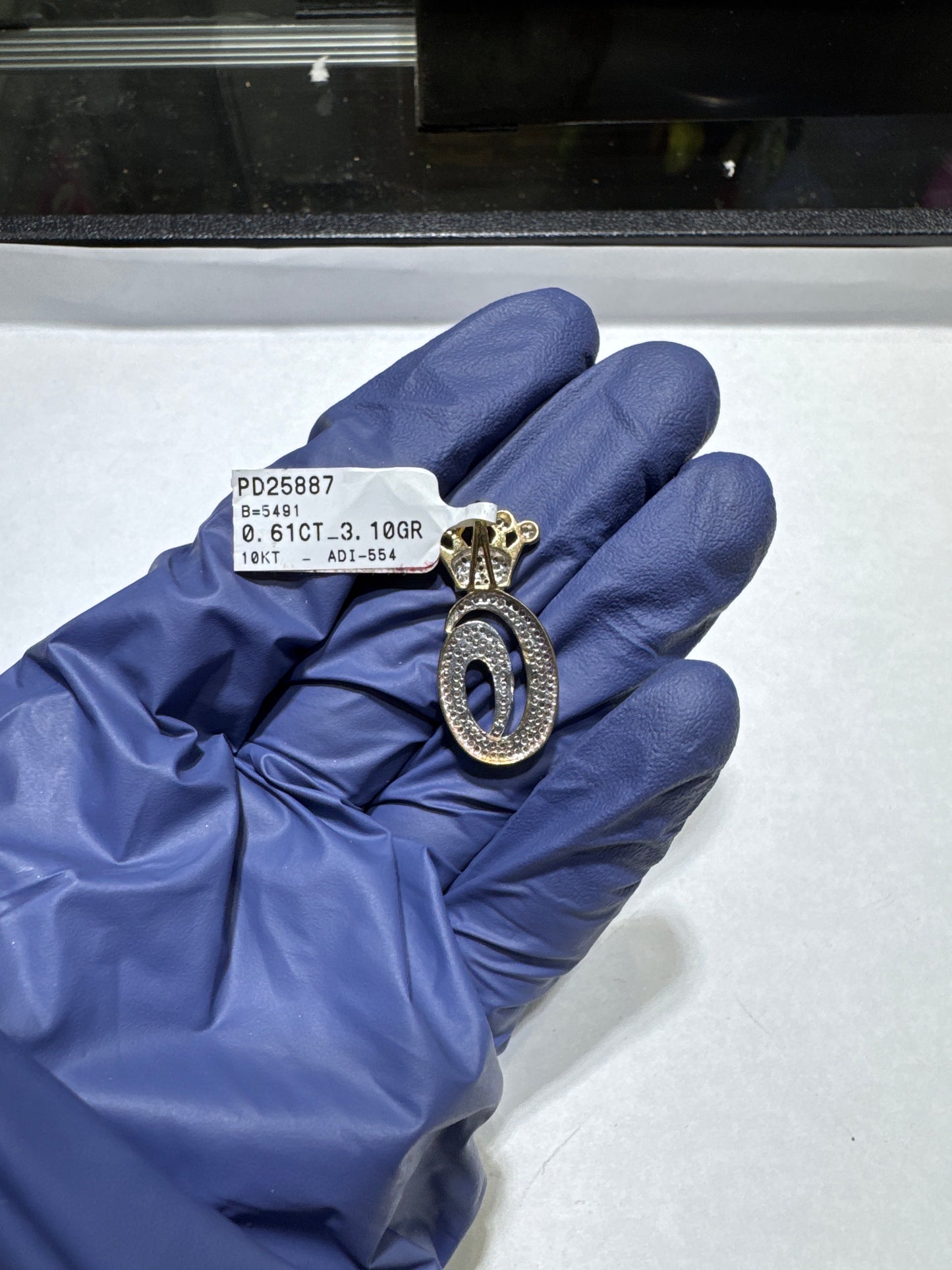 10kt Gold Natural diamonds 0.61ctw 3.2 grams Letter "G" Pendant with crown