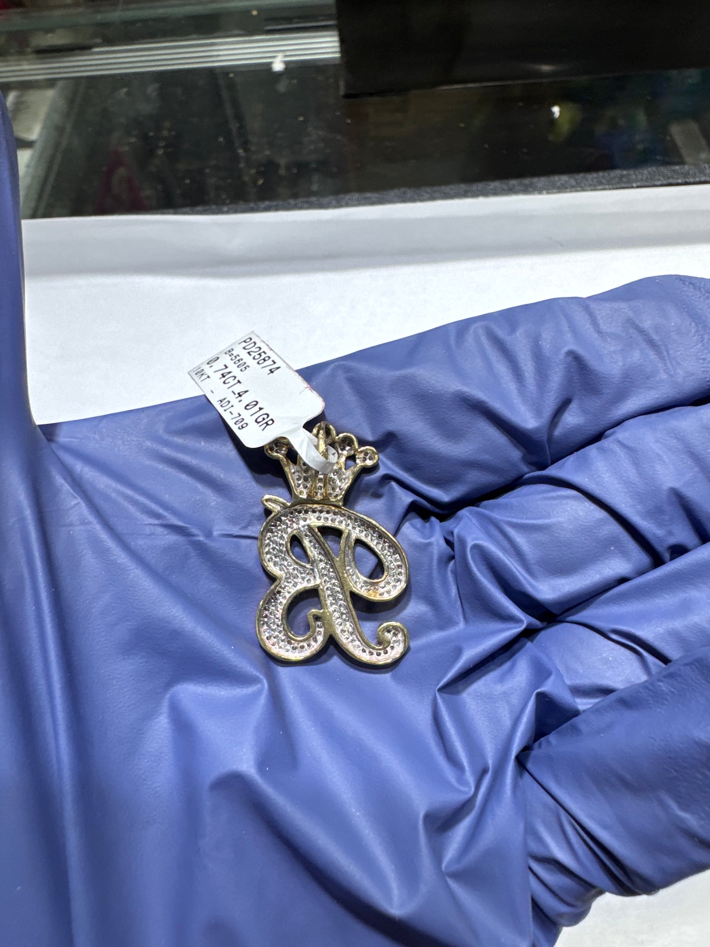 10kt Gold Natural Diamonds 0.74ctw 4.1 grams Letter "B" pendant With a crown