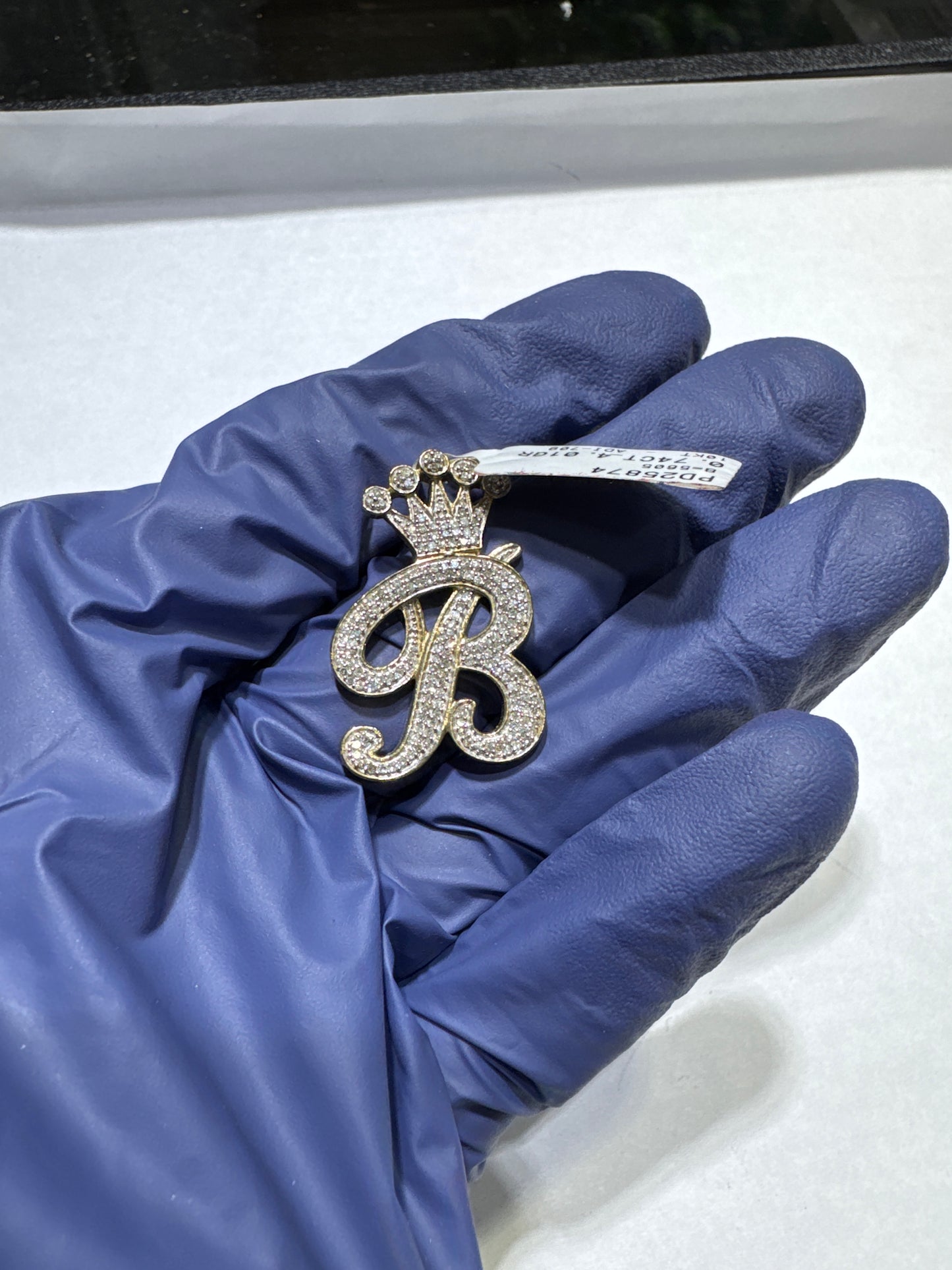 10kt Gold Natural Diamonds 0.74ctw 4.1 grams Letter "B" pendant With a crown