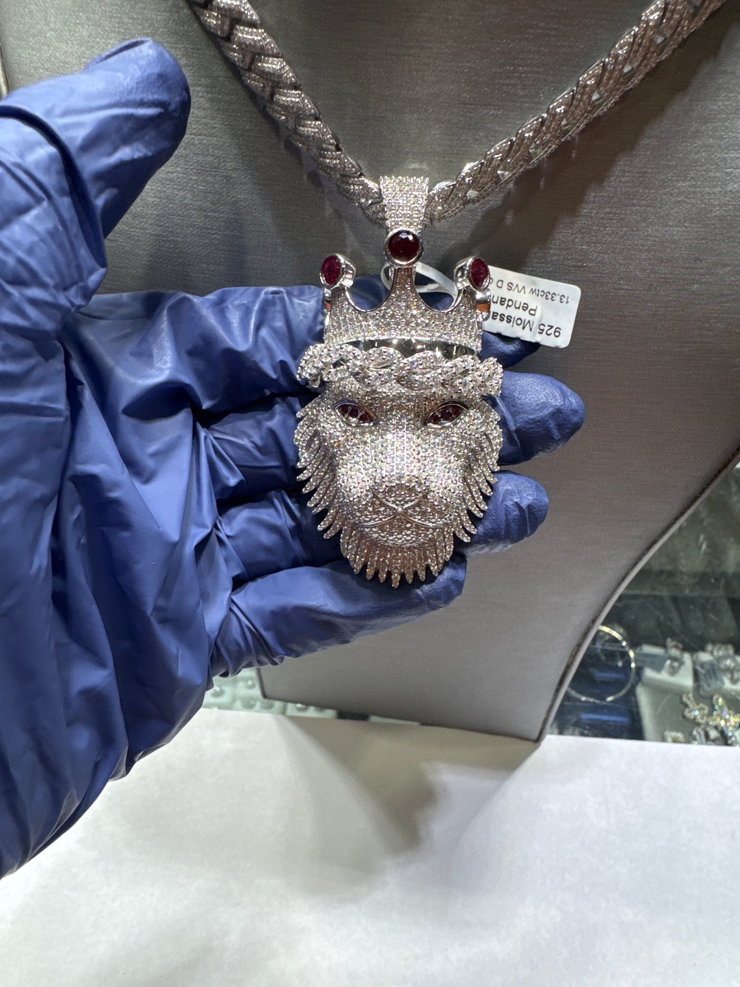 Lions Head VVS Moissanite
